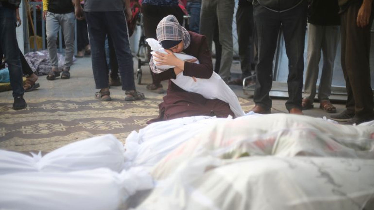 গাজায় ইসরায়েলি হামলায় নিহত ছাড়াল ৮ হাজার, অর্ধেকই শিশু