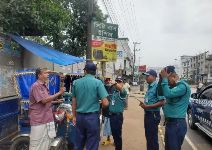 চট্টগ্রাম বায়েজিদ শেরশাহ ক্রসিংয়ে ট্রাফিক উত্তর বিভাগের অভিযানঃ বিভিন্ন অপরাধে ১৮ যানবাহন আটক