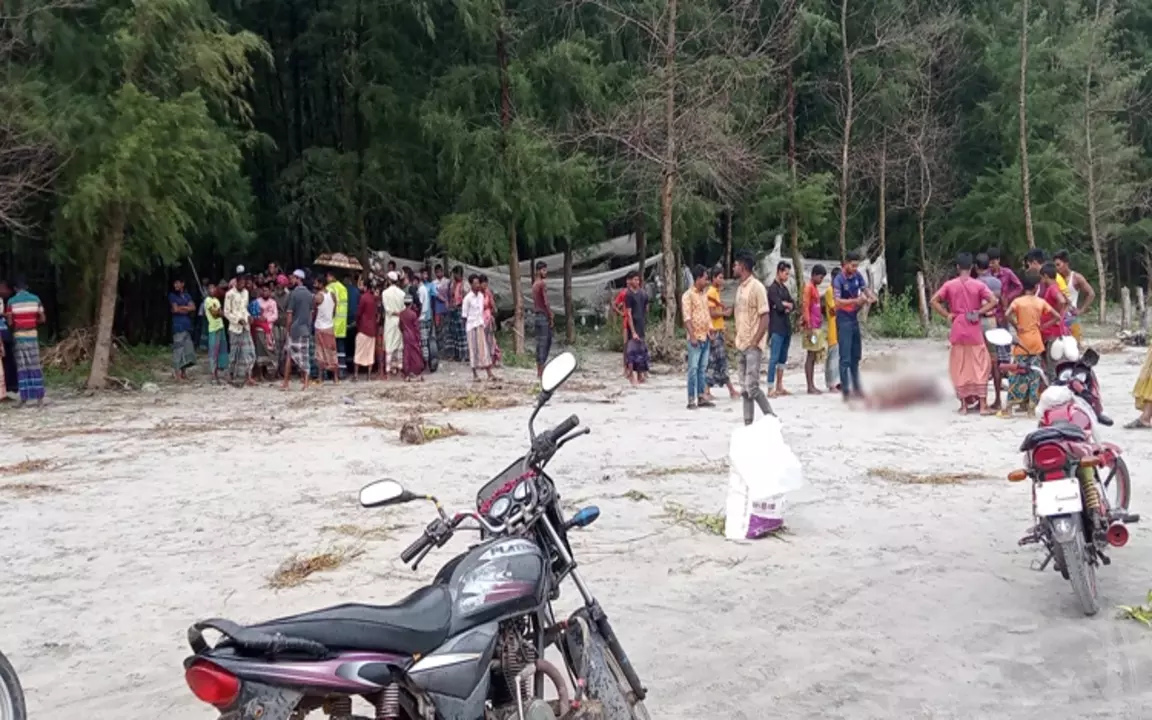 ঢেউয়ের তোড়ে হারিয়ে যাওয়া জেলের মরদেহ ভেসে এলো তীরে