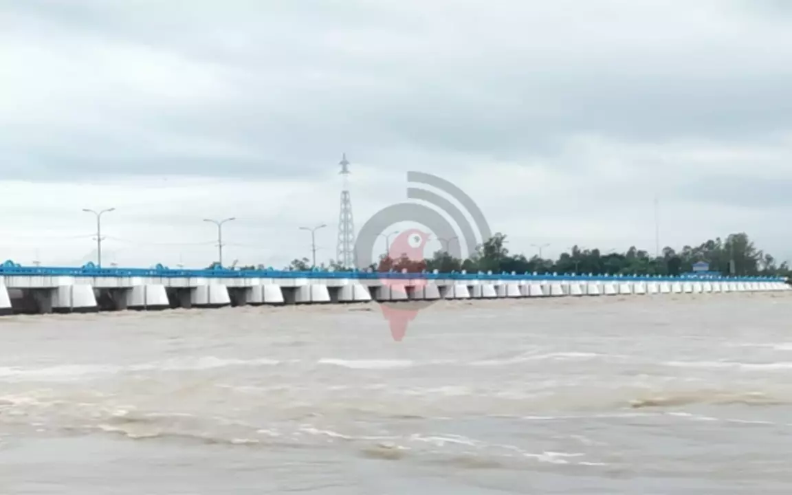 সিকিমের বাঁধ ভেঙে ভয়ংকর তিস্তা, বন্যার শঙ্কা
