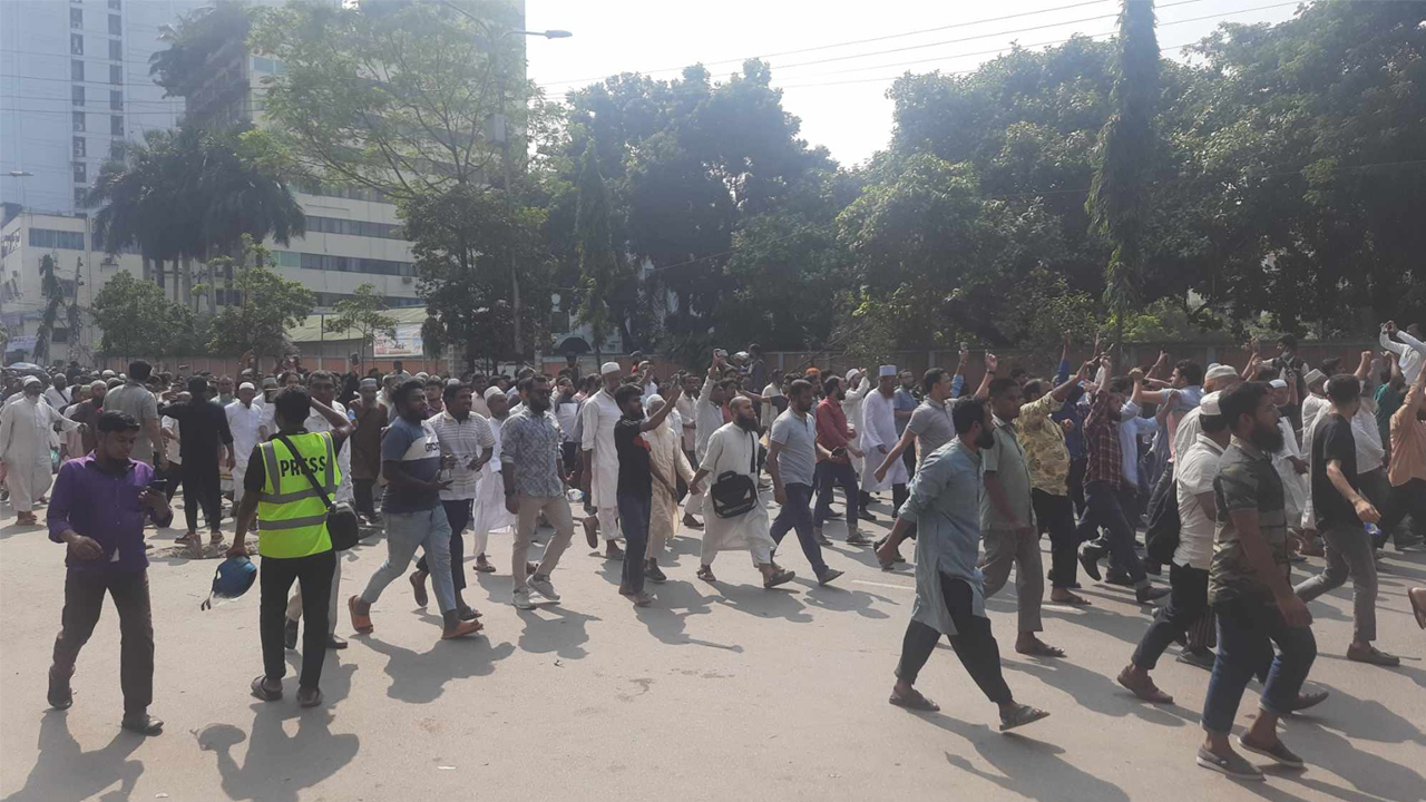 ব্যারিকেড ভেঙে শাপলা চত্বরের দিকে জামায়াত