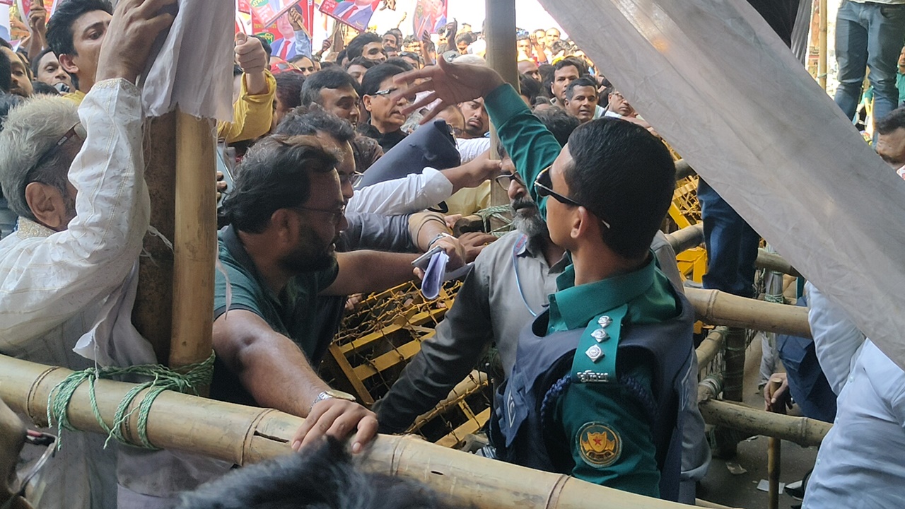 আ.লীগ কার্যালয়ে উপচে পড়া ভিড়, সামলাতে হিমশিম