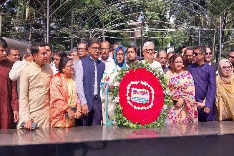 বঙ্গবন্ধুর প্রতিকৃতিতে আওয়ামী লীগের অর্থ ও পরিকল্পনা বিষয়ক কেন্দ্রীয় উপ-কমিটির শ্রদ্ধা