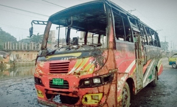 চট্টগ্রামের দুই পৃথক স্থানে যানবাহনে আগুন