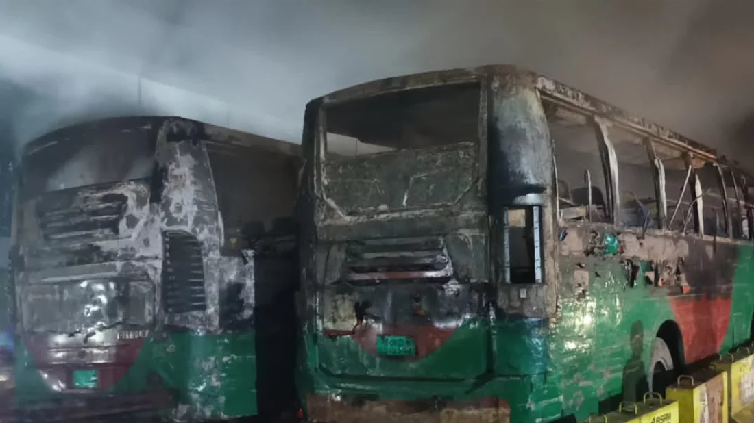 চট্টগ্রামে দুই বাসে আগুন