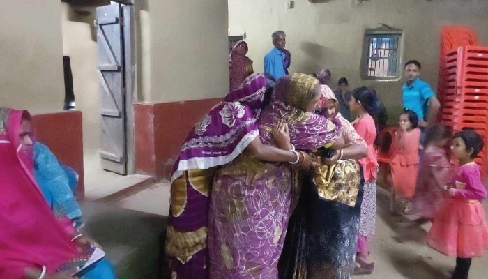 ৪ সন্তান নিয়ে শ্মশানে ঠাঁই হলো মায়ের, পুরো পরিবার হারিয়ে ওমান থেকে ফিরছেন স্বামী