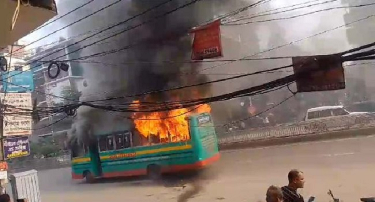 রাজধানীর ধানমন্ডিতে বাসে আগুন