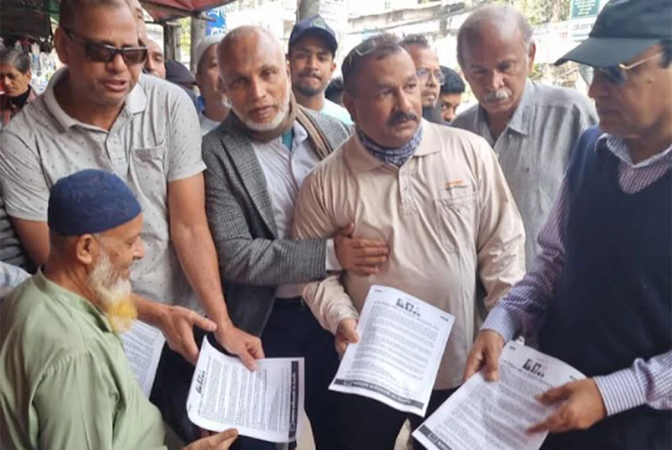 চট্টগ্রামে লিফলেট হাতে রাস্তায় বিএনপি নেতারা