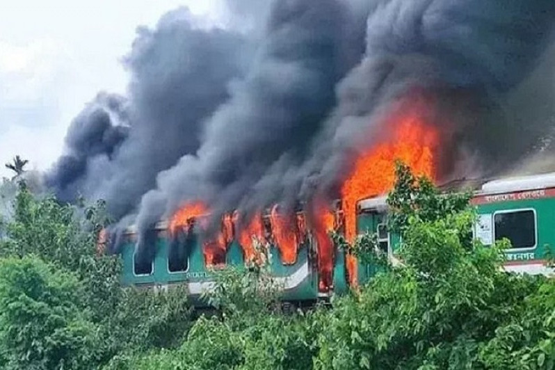 এবার চলন্ত ট্রেনে আগুন দিলো পাকিস্তানের প্রেতাত্না আগুনসন্ত্রাসী বিএনপি জামাত