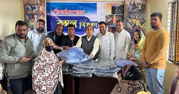 সাড়ে ৩শ মানুষের মাঝে শীতের কাপড় বিতরণ মাদারবাড়িতে