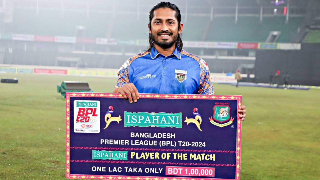 ক্যান্সার আক্রান্ত কোচকে ম্যাচসেরার অর্থ দিলেন বিজয়