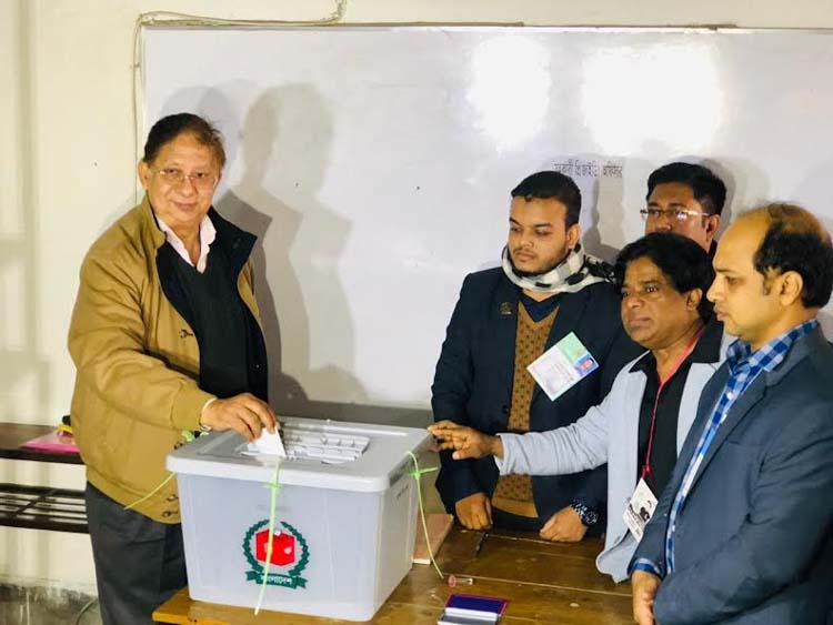 ‘তৃণমুল বিএনপি’র চেয়ারপার্সন শমসের মুবিন চৌধুরী ভোট দিয়েছেন