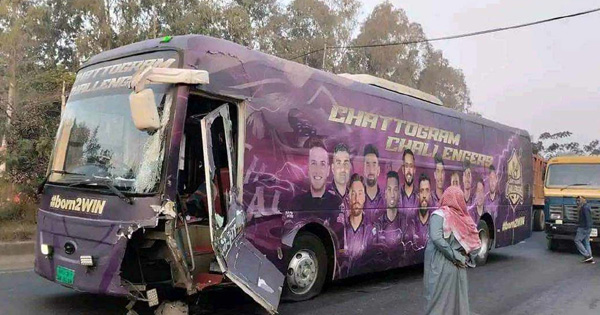 লরির ধাক্কায় দুর্ঘটনার কবলে চট্টগ্রাম চ্যালেঞ্জার্সের বাস