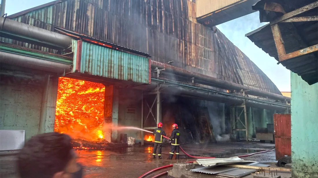 চিনিকলে এখনও জ্বলছে আগুন, চলছে ডাম্পিংয়ের কাজ