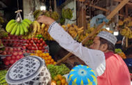 সব ফলের দাম বেশি, কেজির বদলে এক-দুই পিস কিনছেন অনেকে