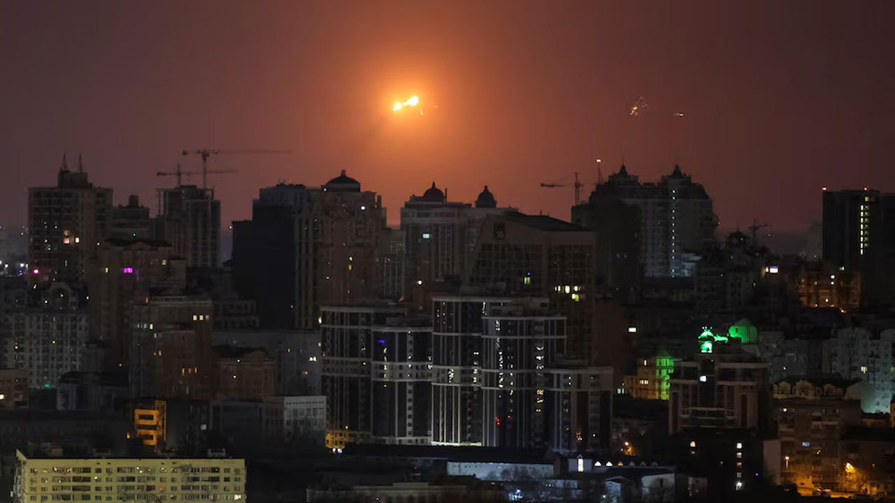 কিয়েভ-লভিভে রাশিয়ার ব্যাপক হামলা, মিসাইলের পোলিশ আকাশসীমা লঙ্ঘন