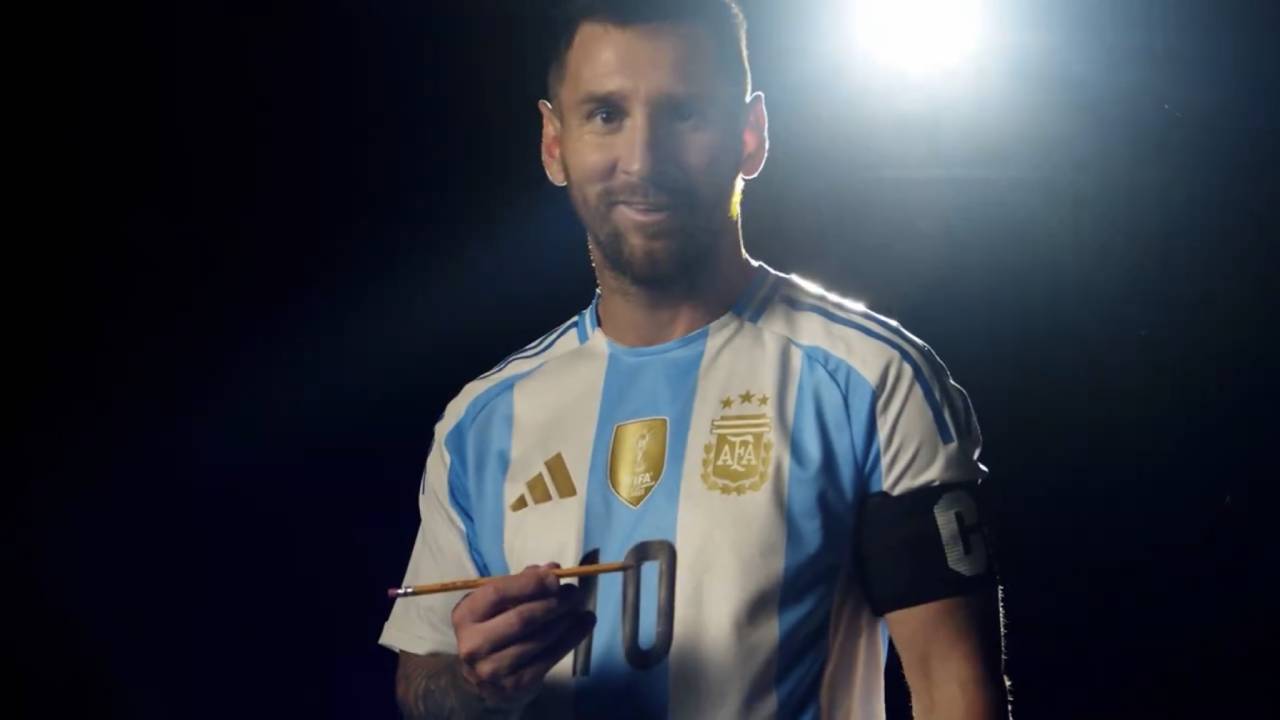 ছবিতে দেখে নিন আর্জেন্টিনার নতুন জার্সি