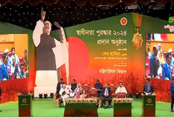 ১০ বিশিষ্ট ব্যক্তির হাতে স্বাধীনতা পুরস্কার তুলে দিলেন প্রধানমন্ত্রী