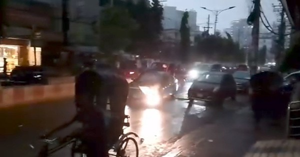 চট্টগ্রামে ঝড়ো হাওয়াসহ বৃষ্টি, দিনেই ঘোর অন্ধকার নগরীতে