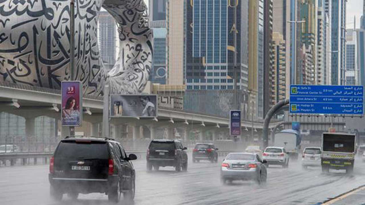 আমিরাতে মুষলধারে বৃষ্টিতে বিমান-মেট্রো-স্কুল বন্ধ, নিহত ২