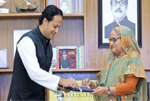 প্রধানমন্ত্রীর কাছে এসএসসির ফল হস্তান্তর