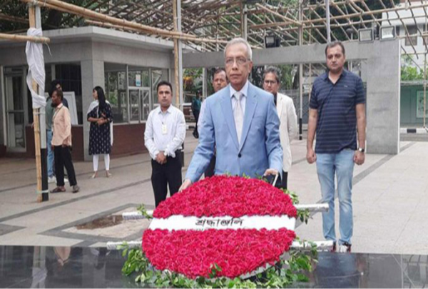 বঙ্গবন্ধুর প্রতিকৃতিতে প্রধানমন্ত্রীর নতুন প্রেস সচিবের শ্রদ্ধা