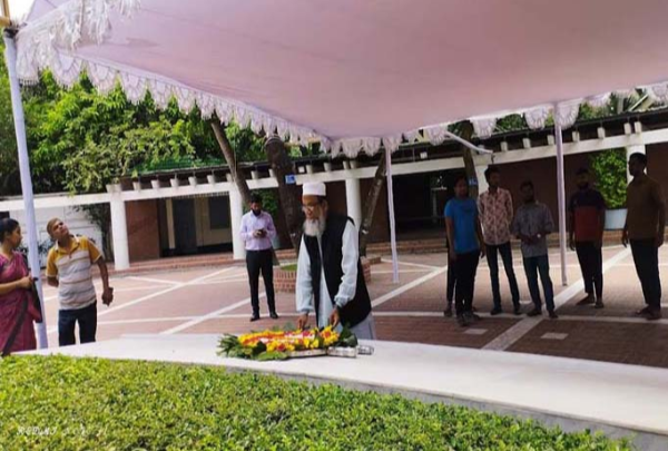 জাতির পিতার সমাধিতে চট্টগ্রাম প্রকৌশল ও প্রযুক্তি বিশ্ববিদ্যালয়ের উপ-উপাচার্যের শ্রদ্ধা